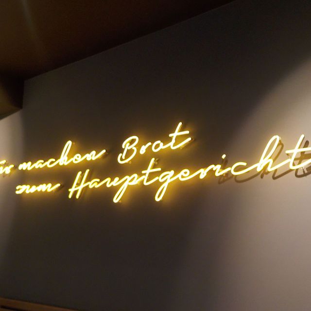 Mohr Werbung Neonschrift Bild